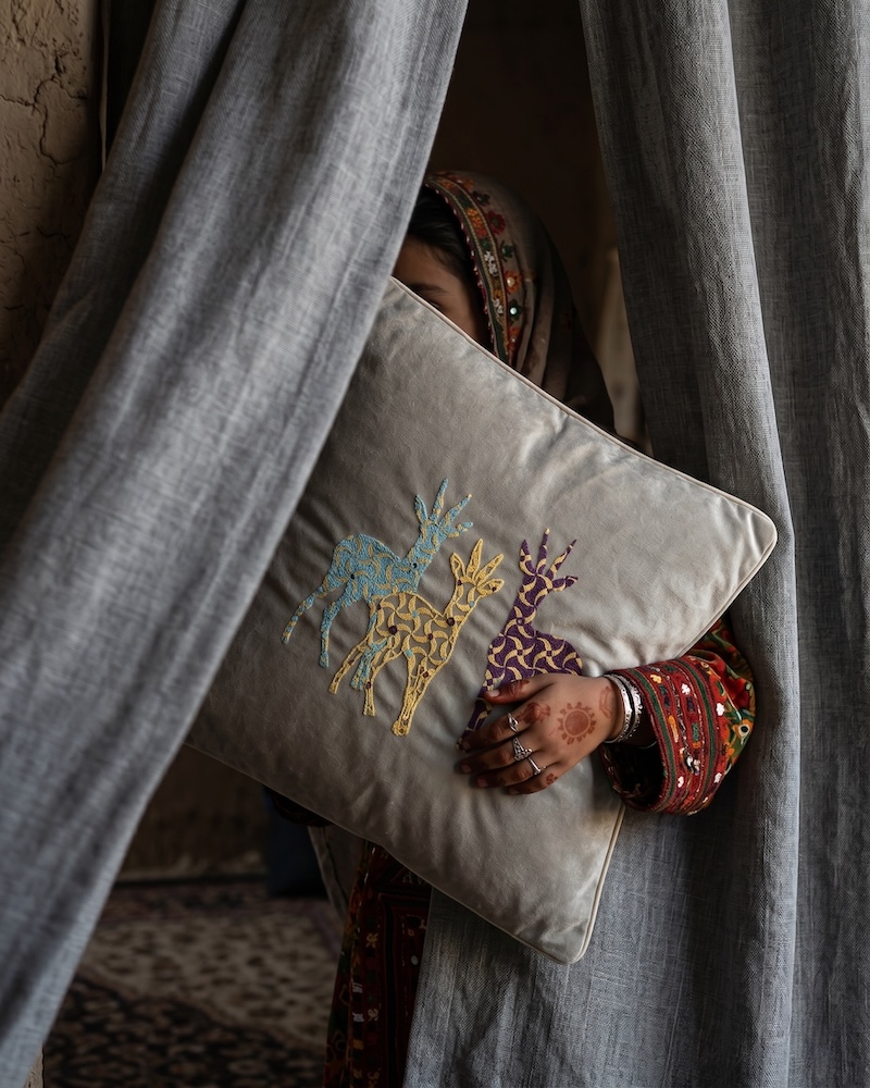 کاور کوسن سوزندوزی طوسی مدل جَبیر کالکشن باد و رنگ کاور کوسن سوزندوزی طوسی مدل جَبیر کالکشن باد و رنگ