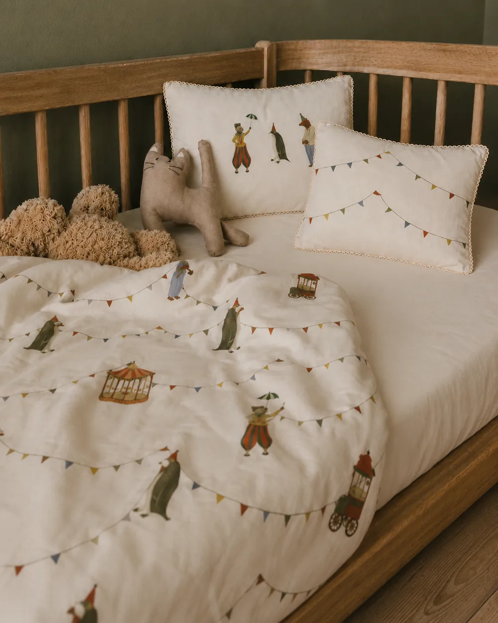 circus-duvet-closeup-toys