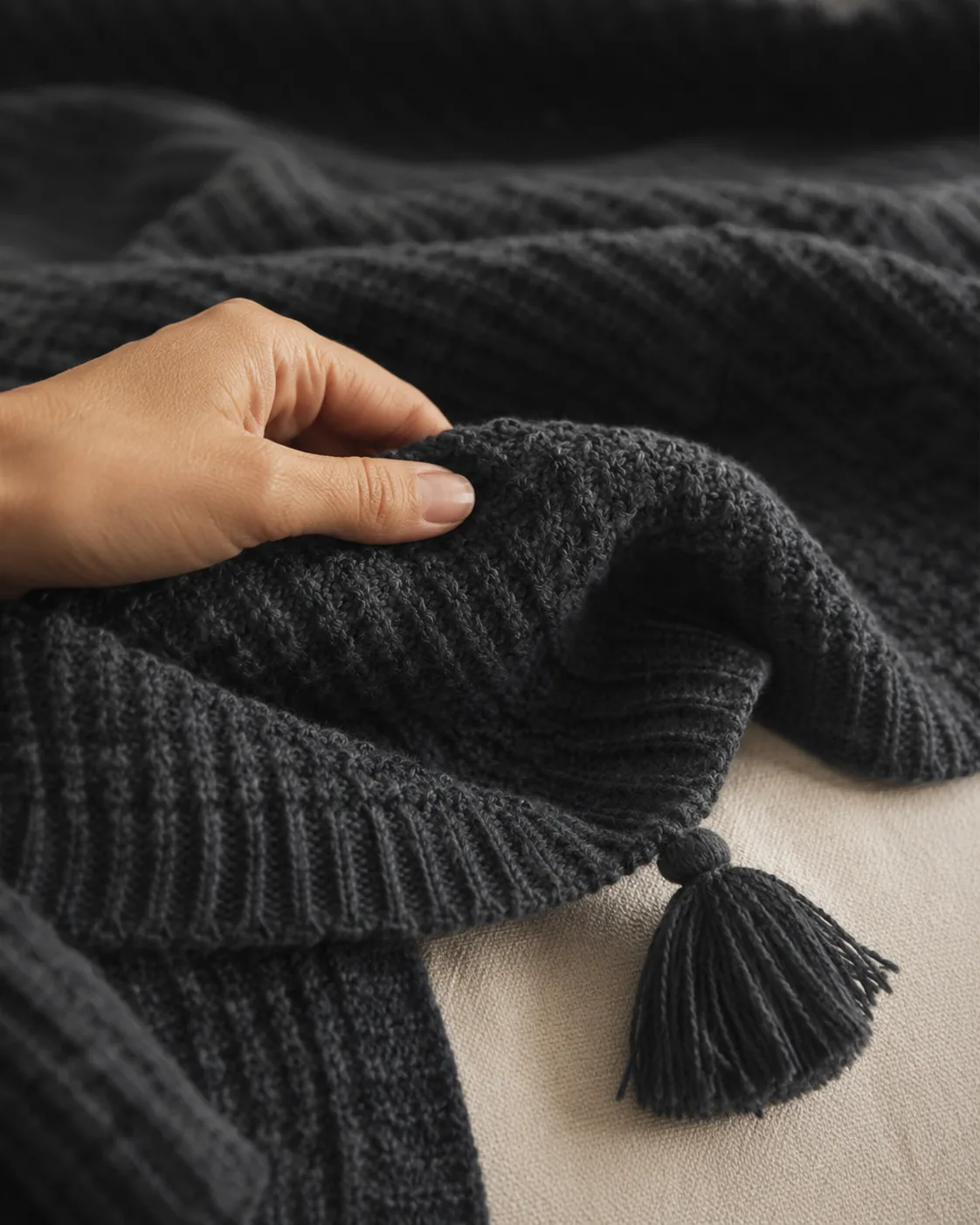 ribbed-knit-throw-tassel-charcoal-gray-02