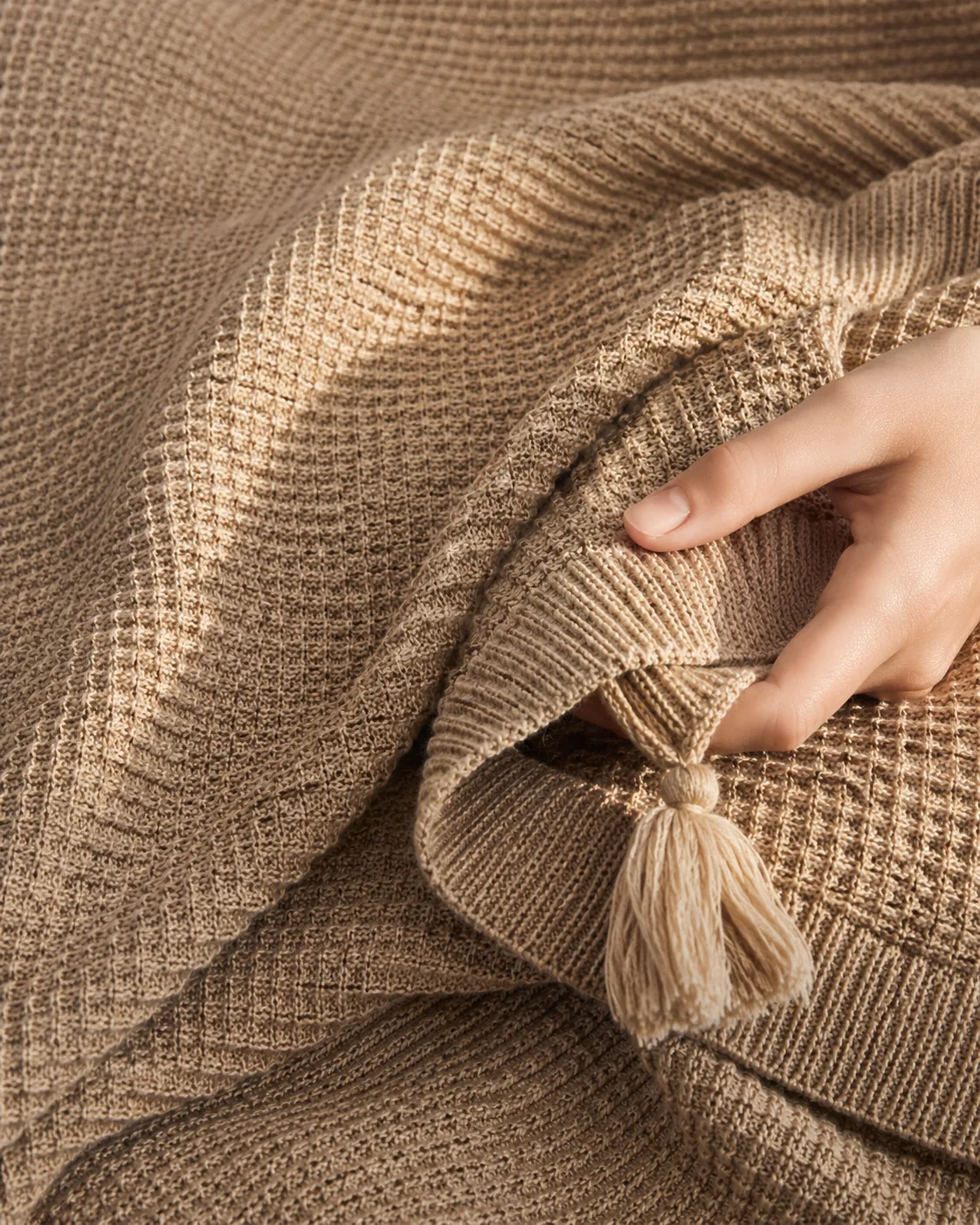 waffle-knit-throw-tassel-camel-beige-02